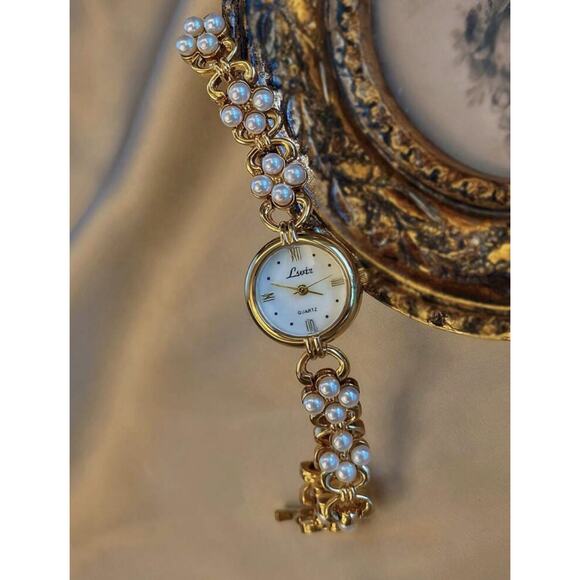 Vintage Gold Women\'s Watch with Faux Pearl Band – Elegant Quartz Gift